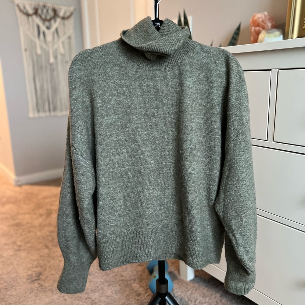 H&M oversized green turtleneck sweater size M